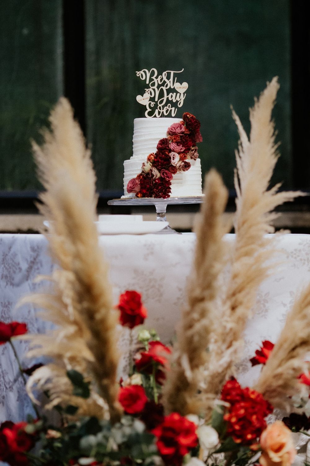 Cake with pampas and red florals